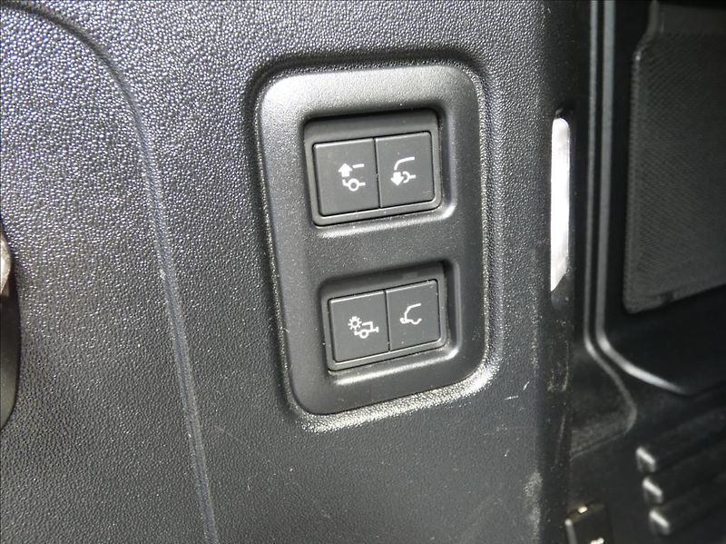 Land Rover Defender 3,0 110 D200 X-Dynamic SE,1maj - fotka 36 z 38