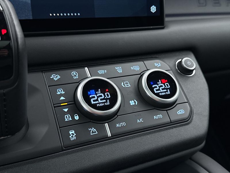 Land Rover Defender 110 P425 X-DYNAMIC REZERVACE - fotka 27 z 50