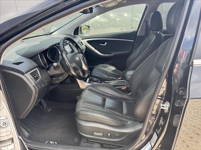 Hyundai i30 1,6 CRDI Premium AT ČR - fotka 10 z 28