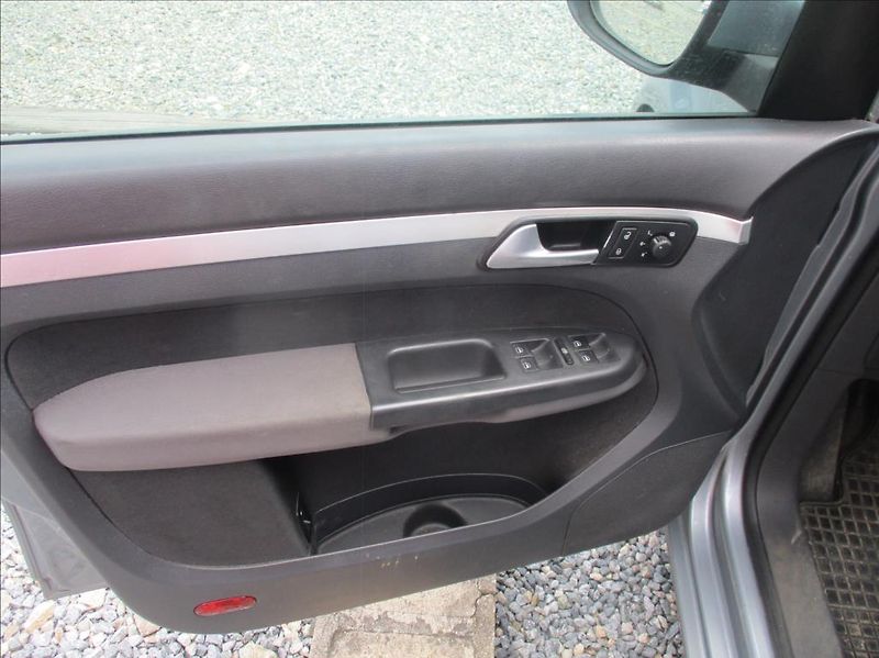 Volkswagen Touran 1,9 TDI, aut.klima,Navi,tažné, - fotka 11 z 21