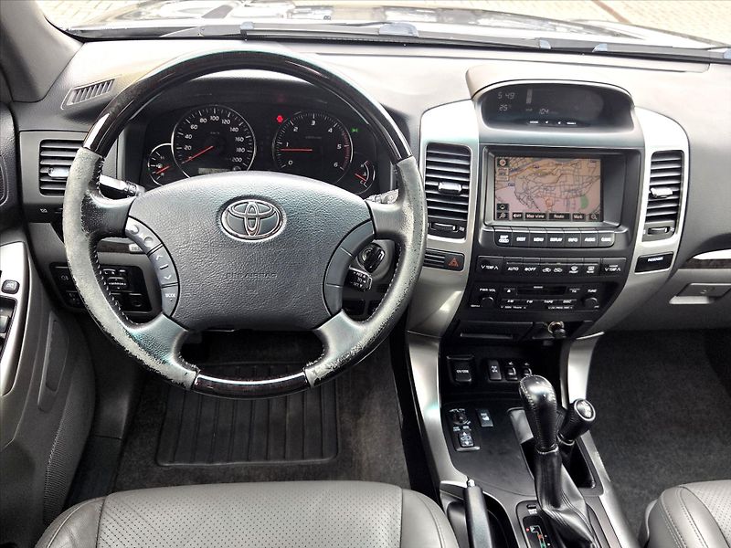 Toyota Land Cruiser 3,0 D-4D 127kW 8-míst ČR 1.maj - fotka 17 z 29