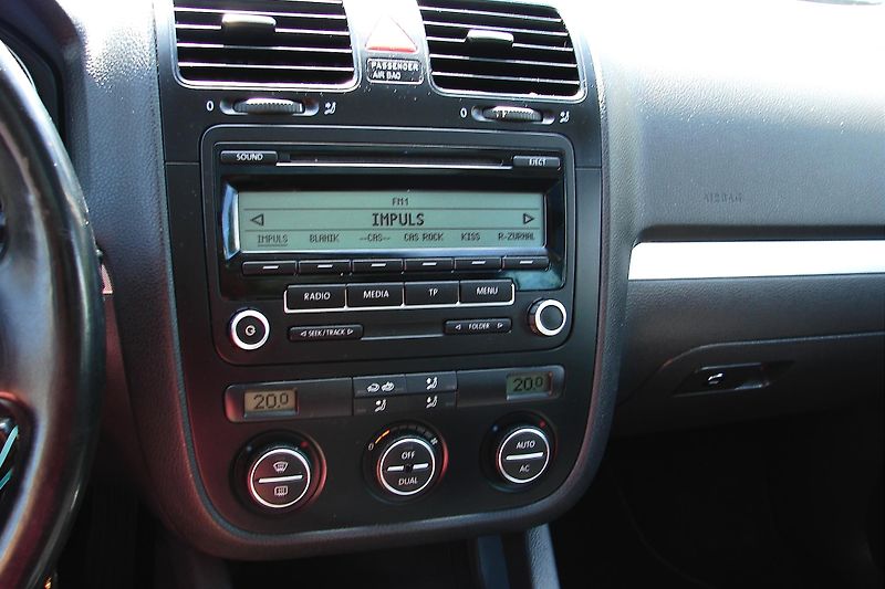 Volkswagen Golf V 1.9 TDi 105PS BlueMotion Pan - fotka 26 z 40