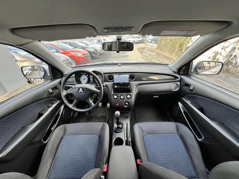 Mitsubishi Outlander Navigator 2.0i 4x4 KLIMA ALU - fotka 15 z 32