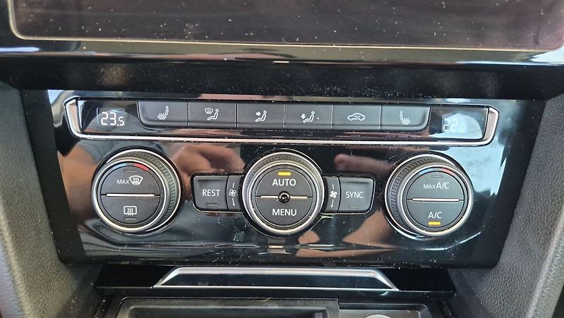 Volkswagen Passat 2.0 TDI 110kw R-Line - fotka 18 z 26