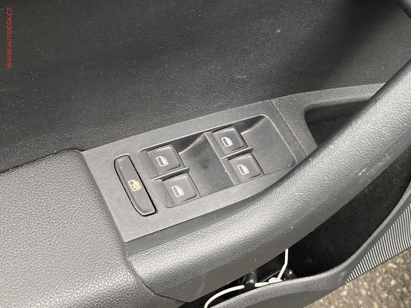 Škoda Octavia (2013) 1.6 TDi, Elegance, xenon - fotka 11 z 17