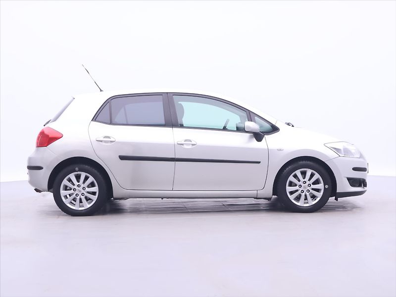 Toyota Auris 2,0 D-4D 93kW Xenon Tažné - fotka 8 z 29