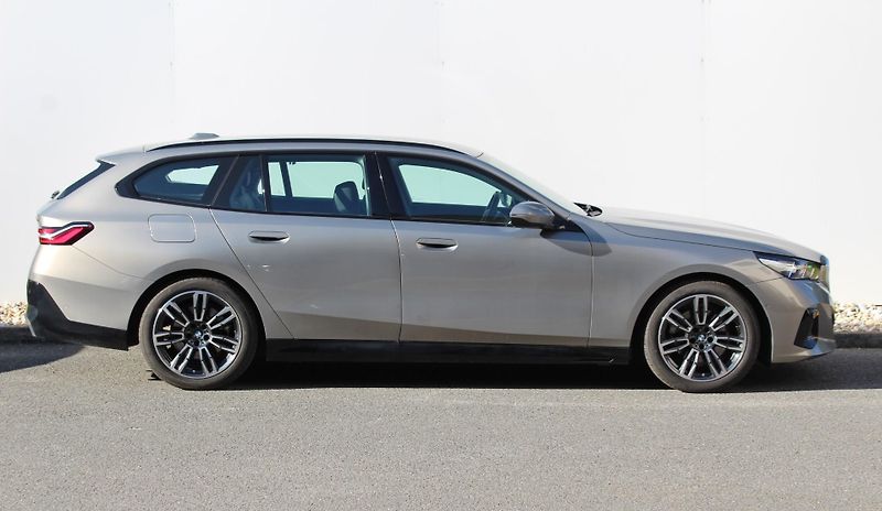BMW Řada 5 BMW 520d xDrive Touring - fotka 3 z 28