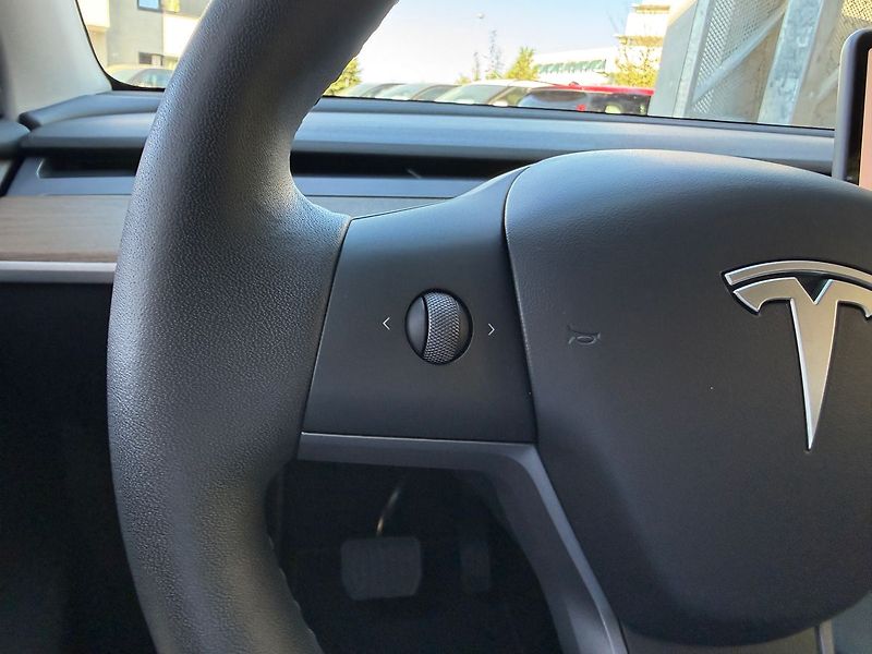Tesla Model Y Long Range AWD - fotka 29 z 38