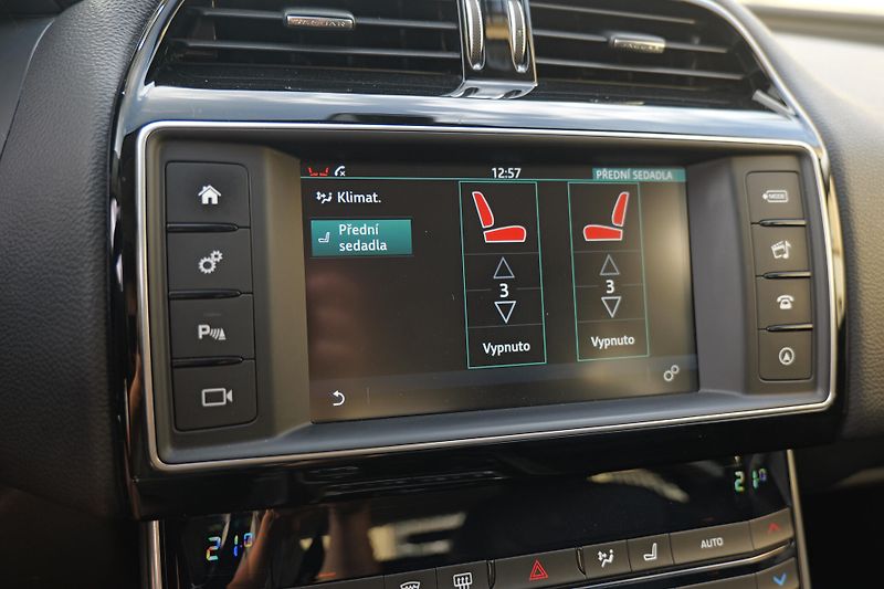 Jaguar XE 20t Prestige Meridian Kůže - fotka 29 z 35