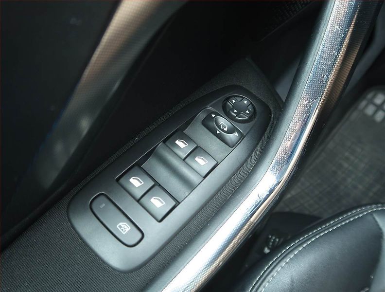 Peugeot 2008 (2017) Style 1.2 PureTech, Automat - fotka 15 z 15