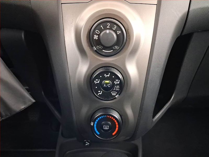 Toyota Yaris (2009) 1.0 VVT-i - fotka 16 z 17