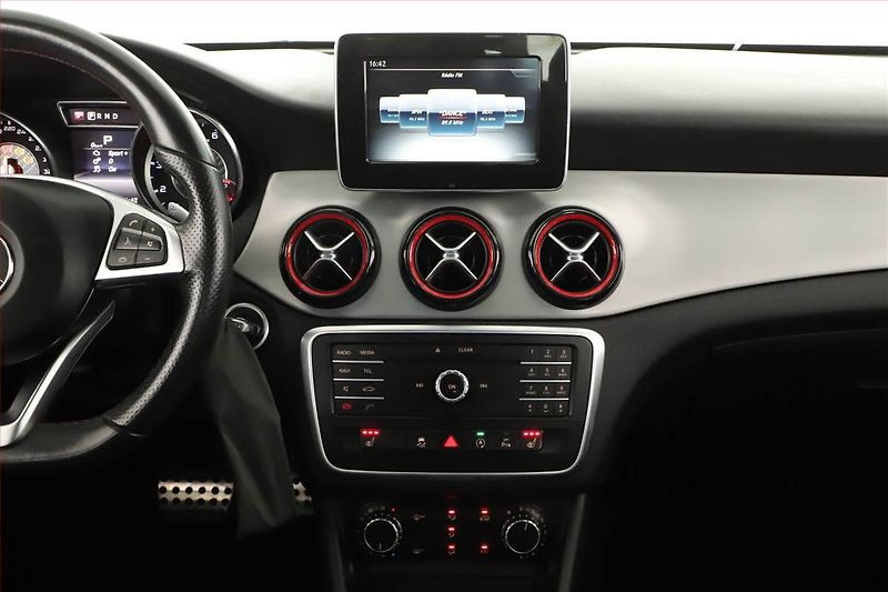 Mercedes-Benz CLA (2016) 45 AMG - fotka 9 z 21