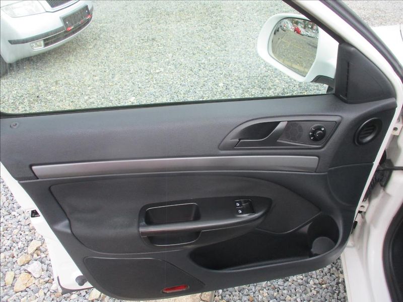 Škoda Octavia 1,4 i, klimatizace, servis, - fotka 12 z 36