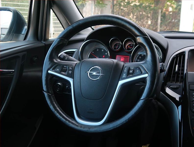 Opel Astra (2014) 1.6 CDTI, Tempomat - fotka 15 z 16