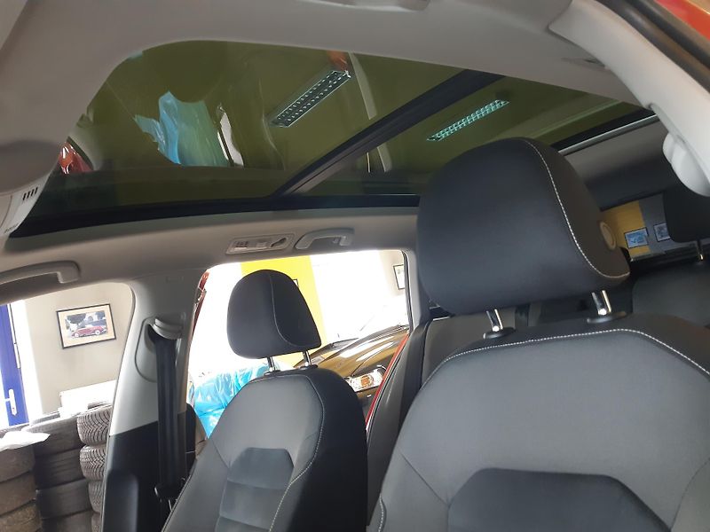 Volkswagen Golf 1.4 TSI NAVI XENON WEBASTO - fotka 19 z 26