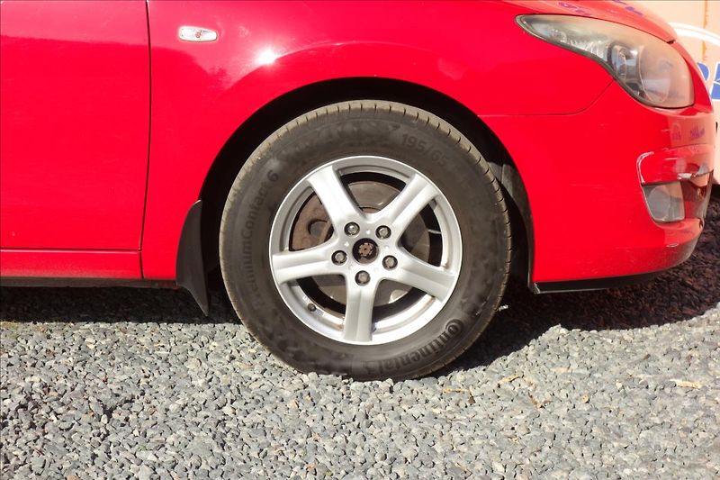 Hyundai i30 1,4 i, ČR, SERV.KN., COMFORT. - fotka 9 z 34