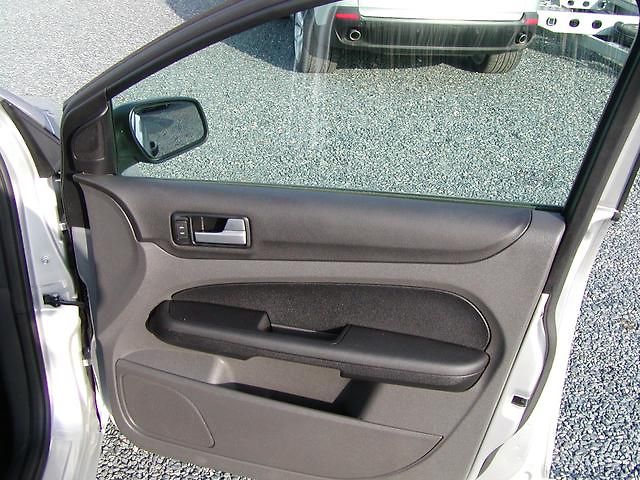 Ford Focus (2006) 1.6TDCi,ESP,EL. SEDAČKY - fotka 19 z 22
