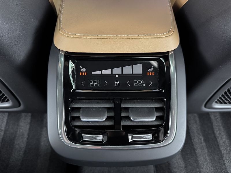 Volvo XC90 B6 AWD ULTIMATE BRIGHT, WEBAST - fotka 29 z 35