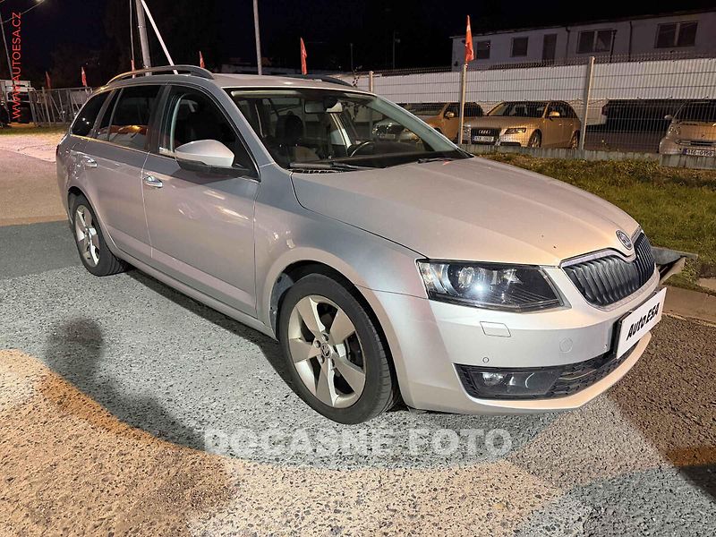 Škoda Octavia (2013) 1.6TDi, ČR, Elegance, bixen - fotka 1 z 3