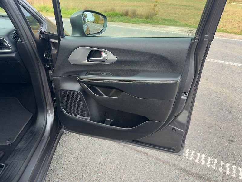 Chrysler Pacifica (2019)  3,6 L 8 míst S type 2019 - fotka 13 z 20