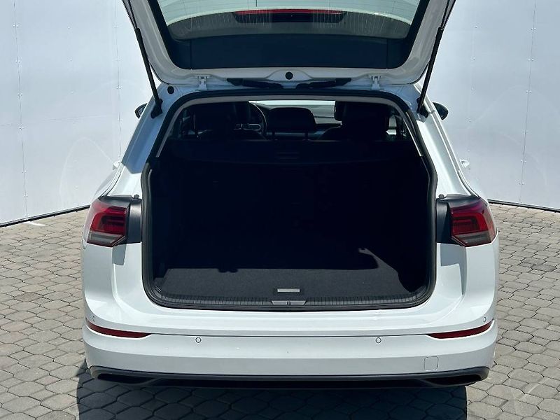Volkswagen Golf Life 6G 1,5TSi - fotka 23 z 24