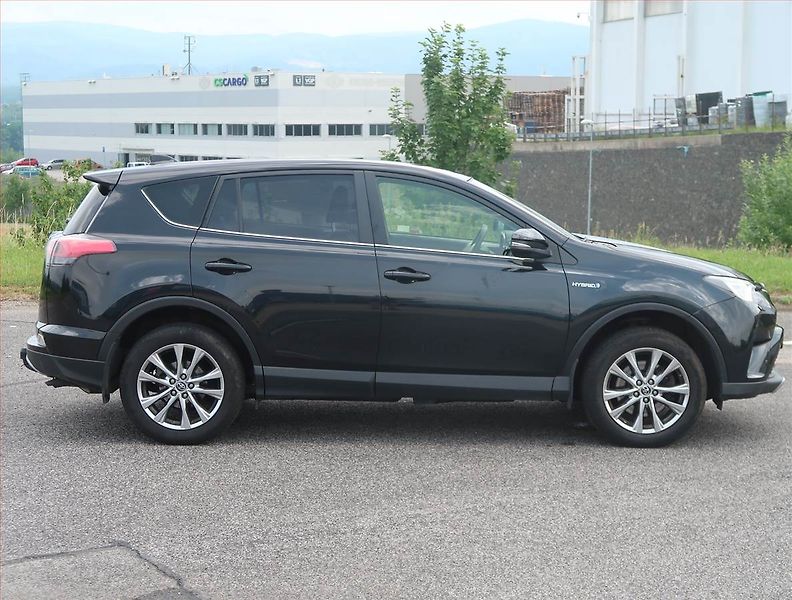 Toyota RAV4 (2017) 2.5 Hybrid - fotka 6 z 14