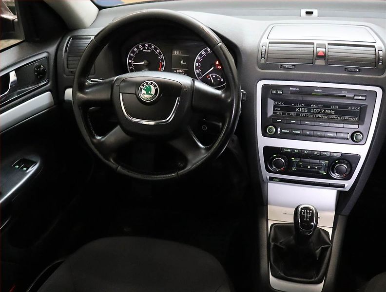 Škoda Octavia (2011) Ambiente 1.6 TDI, nová STK - fotka 7 z 18