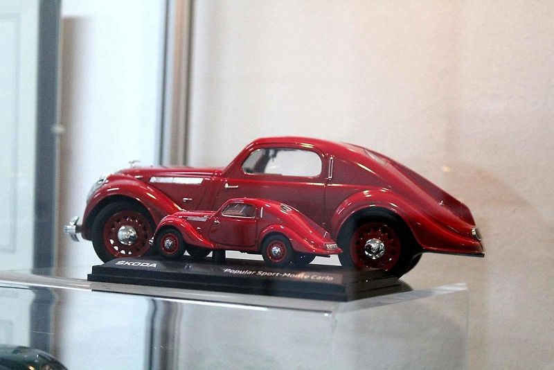 Modely vozů Škoda s pamětními mincemi.