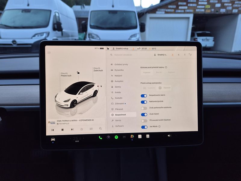 Tesla Model 3 STANDART RANGE 239w SOH 96,5% - fotka 27 z 48