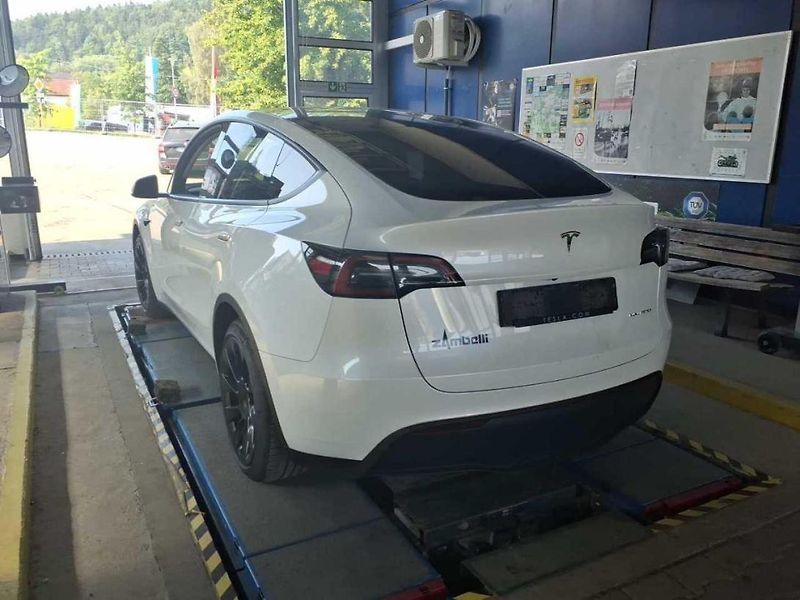 Tesla Model Y LONG RANGE DUAL MOTOR  TZ 94% - fotka 2 z 7