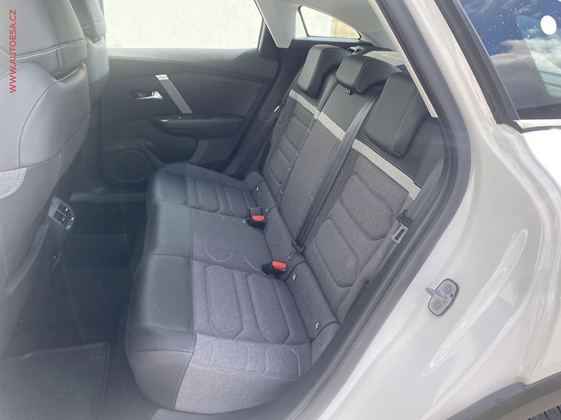 Citroën C4 (2023) 1.2 PT, 1.maj,ČR, Feel, navi - fotka 10 z 16