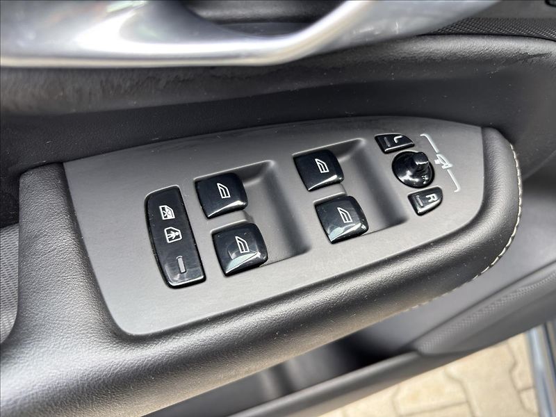 Volvo XC90 2,0 B5 AWD Plus Dark - fotka 24 z 46