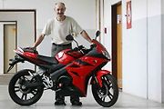 Garant projektu Josef Formánek se silniční elektromotorkou.
