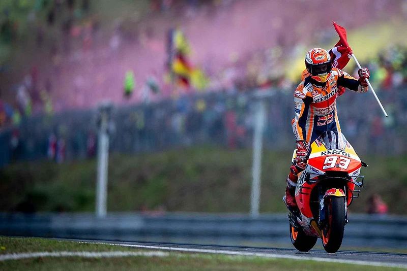 Motocyklová legenda Valentino Rossi při závodě na Masarykově okruhu v roce 2019.