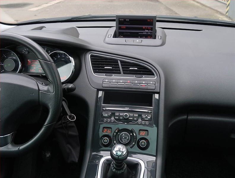 Peugeot 5008 (2011) 2.0 HDI, Navi, Tempomat - fotka 12 z 25