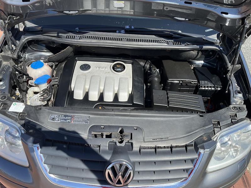 Volkswagen Touran 1.9 TDi DSG Highline - fotka 22 z 27
