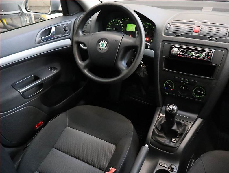 Škoda Octavia (2007) Ambiente 1.6, nová STK, Tažné - fotka 7 z 15