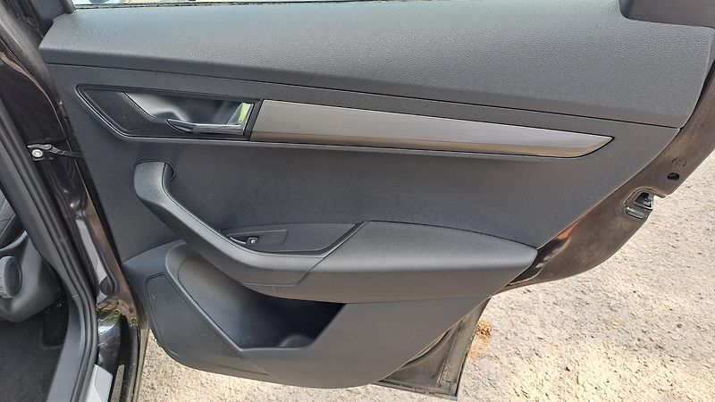 Škoda Karoq 1.6TDi Elegance NAVI - fotka 10 z 29
