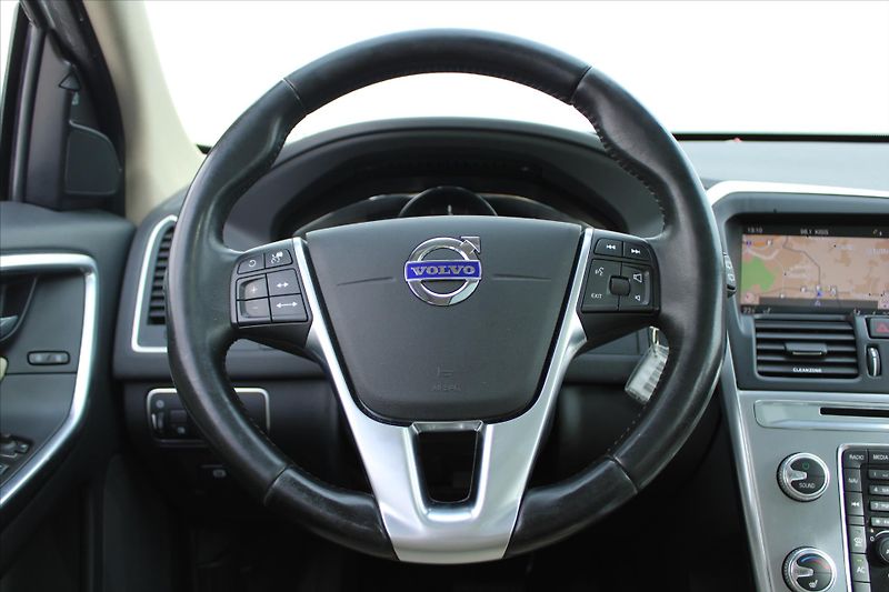 Volvo XC60 2.4 D4 140kW SUMMUM - fotka 14 z 27