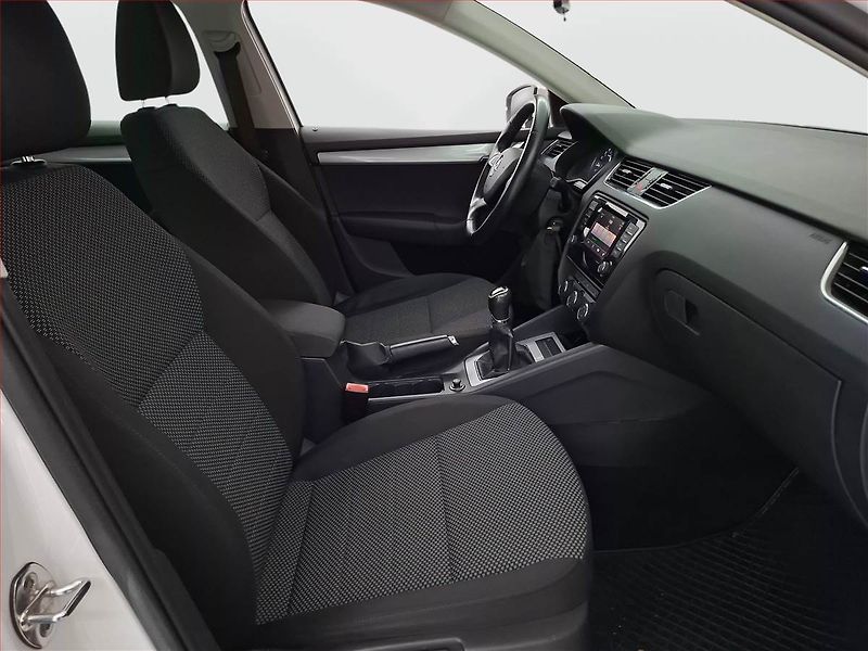 Škoda Octavia (2015) 1.6 TDI, Navi, Tempomat - fotka 9 z 17