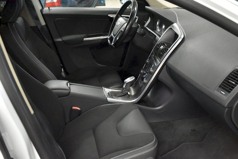 Volvo XC60 (2012) 2.4 D5 120kw 4x4 - fotka 14 z 20