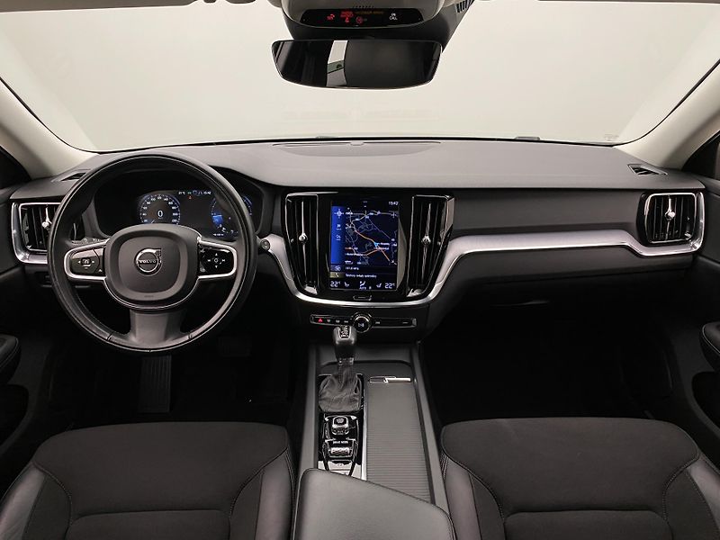Volvo V60 D3 MOMENTUM AUT REZERVACE - fotka 2 z 39