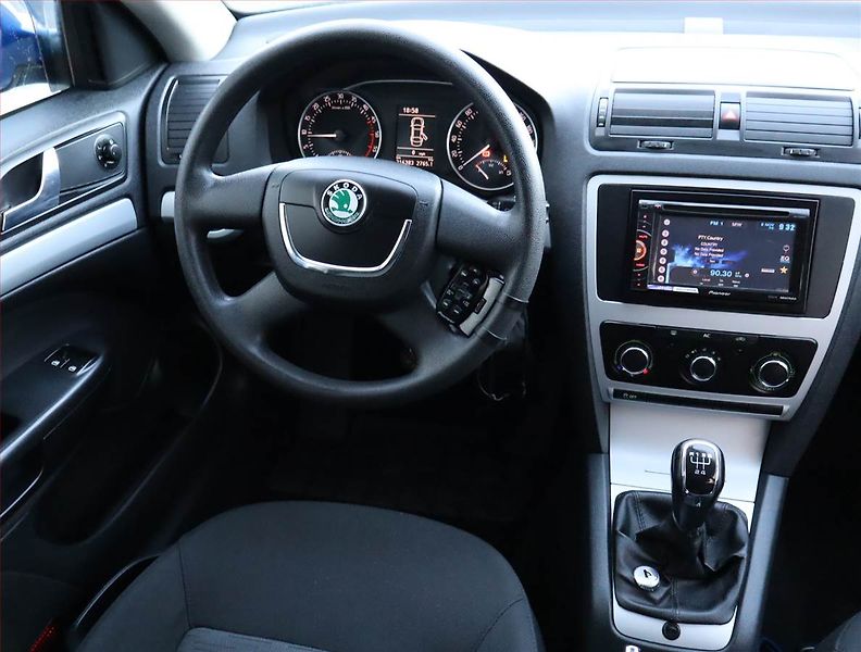 Škoda Octavia (2010) Ambiente 1.6 TDI, po STK - fotka 7 z 19