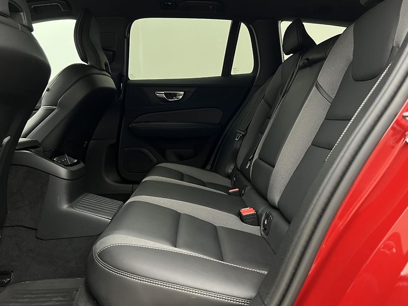 Volvo V60 T6 AWD DARK PLUS RECHARGE AUT - fotka 6 z 48