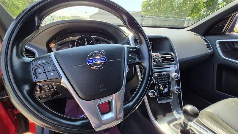 Volvo XC60 2,4 D5 158KW R-Design Momentum - fotka 9 z 23