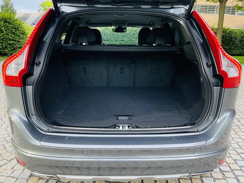 Volvo XC60 2.4D 5VÁLEC 1.MAJITEL SERVISKA - fotka 19 z 43