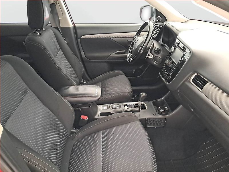 Mitsubishi Outlander (2016) 2.2 DI-D, 4X4, Automat - fotka 9 z 21