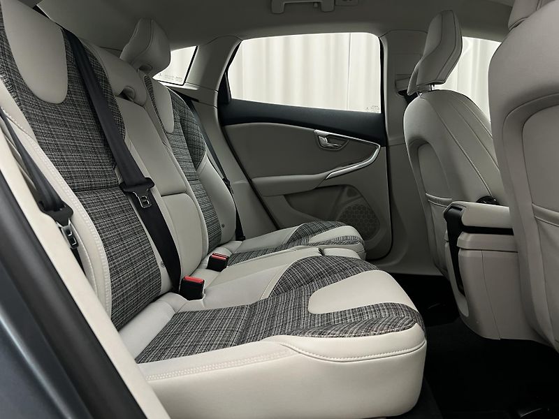 Volvo V40 D2 MOMENTUM MAN - fotka 18 z 38