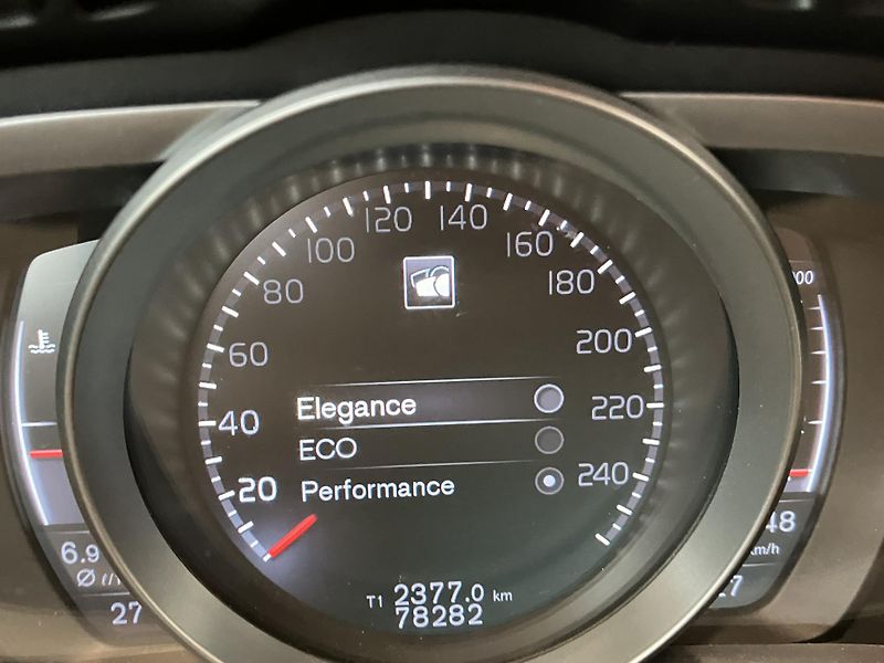 Volvo V40 T3 FWD Summum, MT6 - fotka 27 z 42