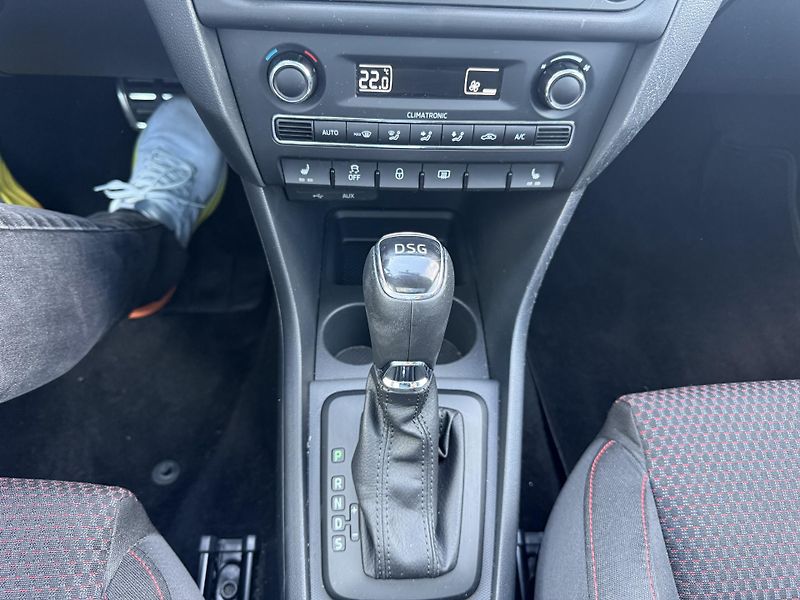 Škoda Rapid (2014) 1.6 TDI DSG Style ser. knížka - fotka 21 z 25
